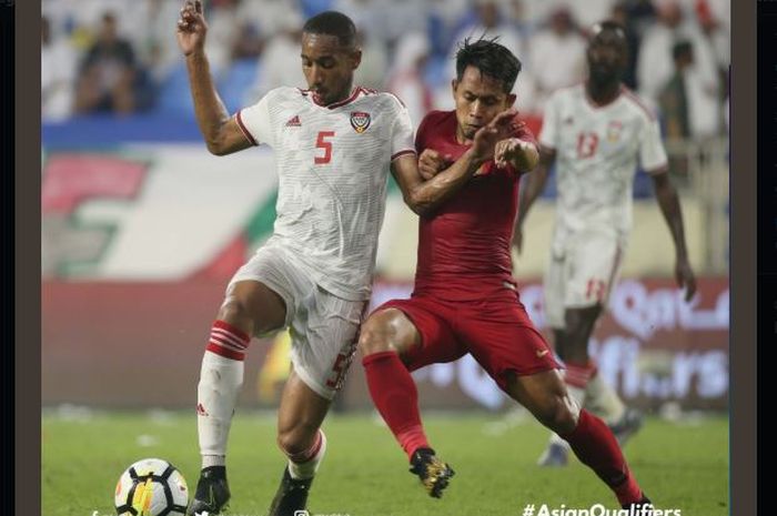 Gelandang timnas Indonesia, Andik Vermansah (kanan), berduel dengan pemain Uni Emirat Arab.