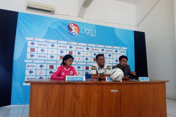 Pelatih PSS Sleman putri, Yuyud Pujiarto (tengah), memberikan keterangan seusai laga melawan PSIS Semarang pada ajang Liga 1 Putri 2019 di Stadion Maguwoharjo, Sleman, Sabtu (12/10/2019).