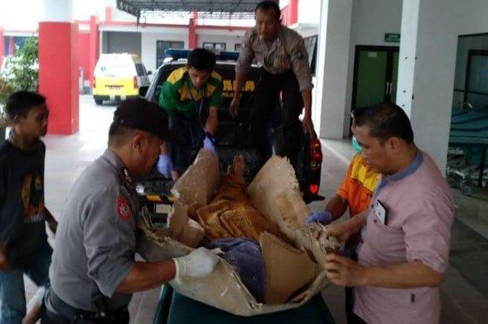 Iwan, Datangi Tempat Ibadah Umumkan Kematian Rekan Kerjanya Dengan Pengeras Suara Setelah Ia Habisi di SPBU Jember