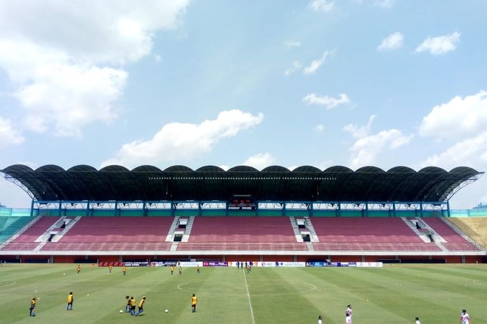 Para pemain PSS Sleman putri dan PSIS Semarang putri melakukan persiapan di bawah terik matahari sebelum bertanding pada ajang Liga 1 Putri 2019 di Stadion Maguwoharjo, Sleman, Sabtu (12/10/2019).