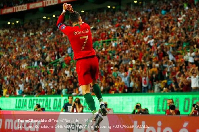 Cristiano Ronaldo merayakan gol untuk timnas Portugal.