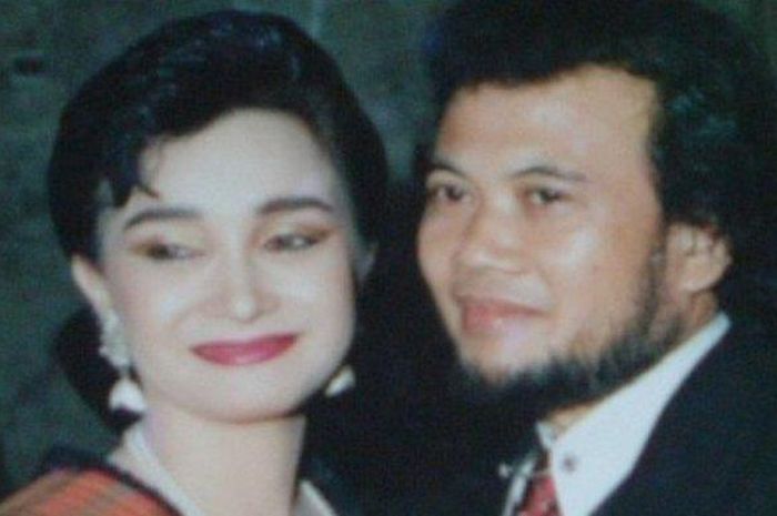 Rhoma Irama dan istrinya, Ricca Rachim yang telah setia mendampingi raja dangdut selama 35 tahun.