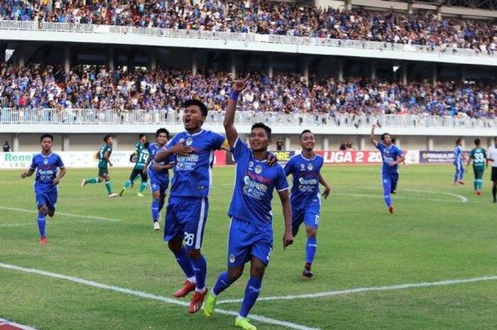 Pemain PSIM Yogyakarta merayakan gol yang dicetak oleh Raffi Angga saat melawan Persatu Tuban di Stadion Mandaka Krida, Yogyakarta, pada 13 Oktober 2019.