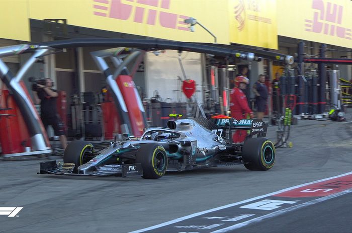 Pembalap Mercedes, Valtteri Bottas, masuk ke pit pada F1 Jepang 2019 pada Minggu (13/10/2019).