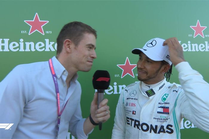 Pembalap Mercedes, Lewis Hamilton, saat diwawancarai usai F1 Jepang 2019, Minggu (13/10/2019).