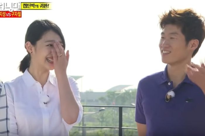 Momen saat Sulli (kiri) dan Park Ji-sung (kanan) kala menjadi bintang tamu variety show popular di Korea Selatan, Running Man, pada 2013 silam