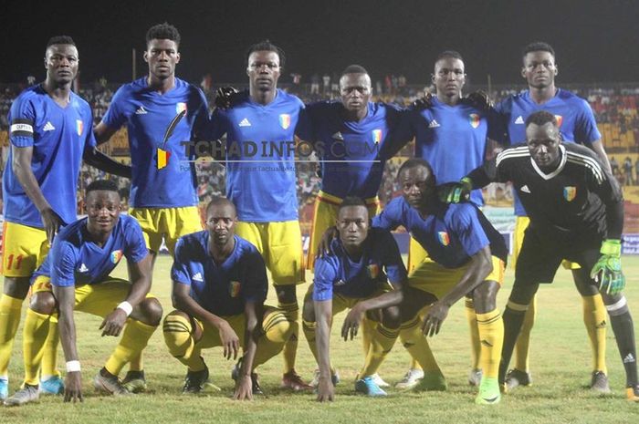 Kapten timnas Chad, Ezechiel Ndouassel (paling kiri-berdiri) saat memimpin rekan-rekannya menang 1-0 atas Liberia di Stadion Stade Idriss Mahamat Ouya, Minggu (13/10/2019)