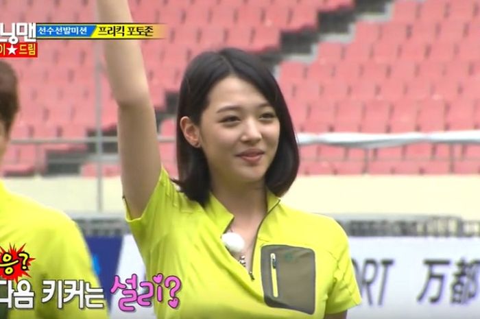 Momen saat Sulli (kanan) muncul dalam salah satu episode Running Man yang turut menghadirkan Park Ji-sung (kiri) pada 2013 lalu