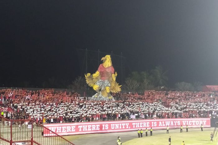 Suporter timnas Indonesia menampilkan koreo spesial berisi pesan persatuan pada laga melawan Vietnam.