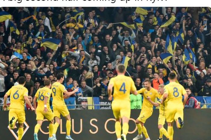 Para pemain timnas Ukraina merayakan gol yang dicetak oleh Andriy Yarmolenko (ketiga dari kanan) dalam laga Grup B Kualifikasi Euro 2020 di Stadion NSK Olimpiyskyi, Senin (14/10/2019).