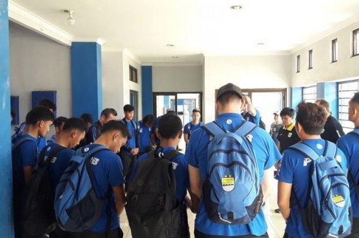 Skuat Persib Bandung doa bersama sebelum bertolak ke Bali, Selasa (15/10/2019).