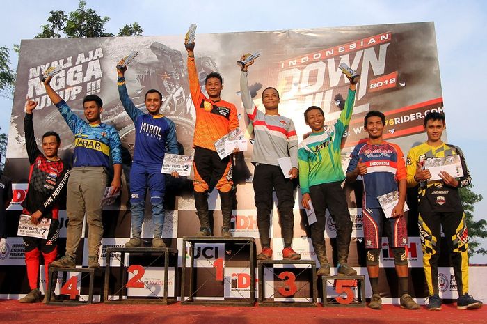 Pembalap sepeda tim 76 Team, Khoiful Mukhbib, mejadi juara pada seri ketiga Indonesian Downhill 2019 di Ternadi Park, Kudus, Jawa Tengah, Minggu (13/10/2019).