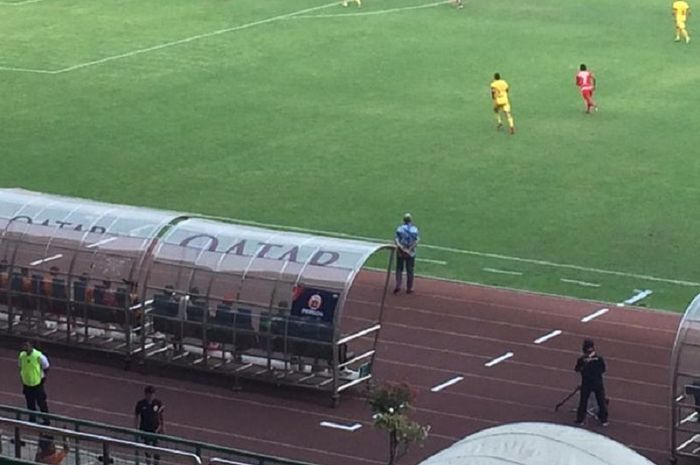 Pelatih Persija, Edson Tavares memakai kemeja batik saat mendampingi anak asuhnya kala menjamu Semen Padang pada laga tunda Liga 1 2019 di Stadion Patriot, Kota Bekasi, 16 Oktober 2019.