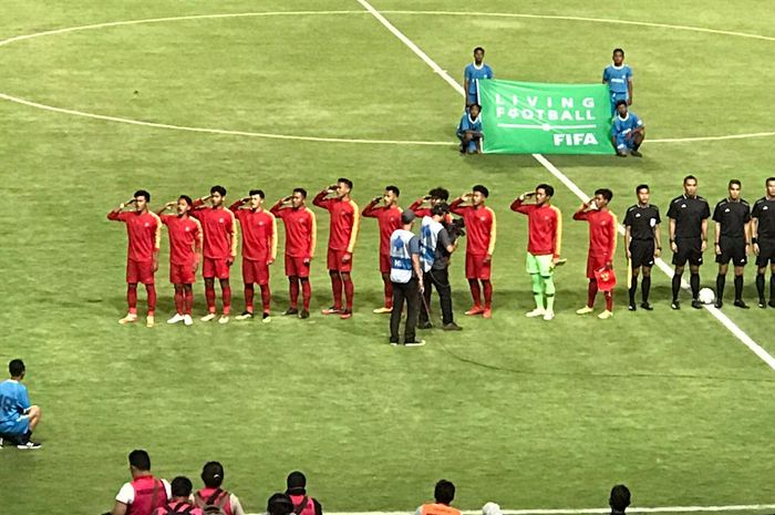 Para pemain timnas U-19 Indonesia menyanyikan lagu kebangsaan jelang kick-off laga uji coba kontra timnas U-19 China di Gelora Bung Tomo, Surabaya, 17 Oktober 2019.