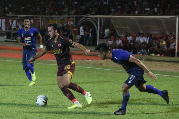 Ezra Walian beraksi dalam laga Liga 1 2019 PSM Makassar vs Arema FC di Stadion Andi Mattalatta, Makassar, 16 Oktober 2019.