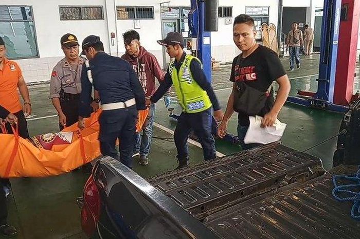 Petugas membawa jasad korban gantung diri di sebuah dealer mobil di Jalan HZ Mustofa, Kota Tasikmalaya, Rabu (16/10/2019).