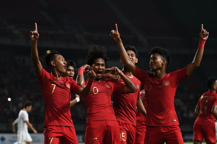 Pemain timnas U-19 Indonesia merayakan gol yang dicetak ke gawang timnas U-19 China dalam laga uji coba di Stadion Gelora Bung Tomo, Surabaya, Kamis (17/10/2019).