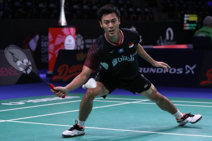 Pemain tunggal putra Indonesia, Shesar Hiren Rhustavito, tampil pada babak kedua Denmark Open 2019 di Odense, Denmark, Kamis (17/10/2019).