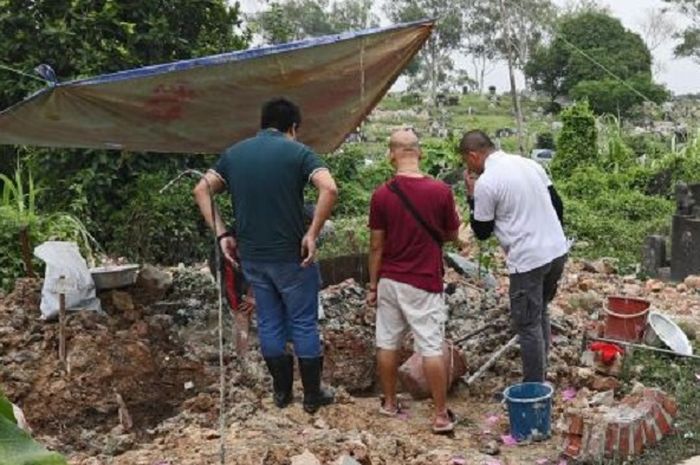 39 tahun selalu ziarah, pria asal Singapura kaget bukan main saat bongkar makam neneknya