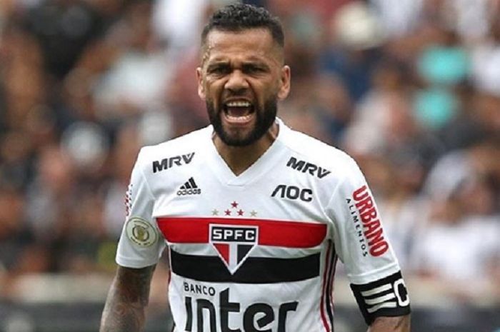 Pemain Sao Paulo, Dani Alves menceritakan pengalamannya saat membela PSG dinilai buruk karena masalah rasis.