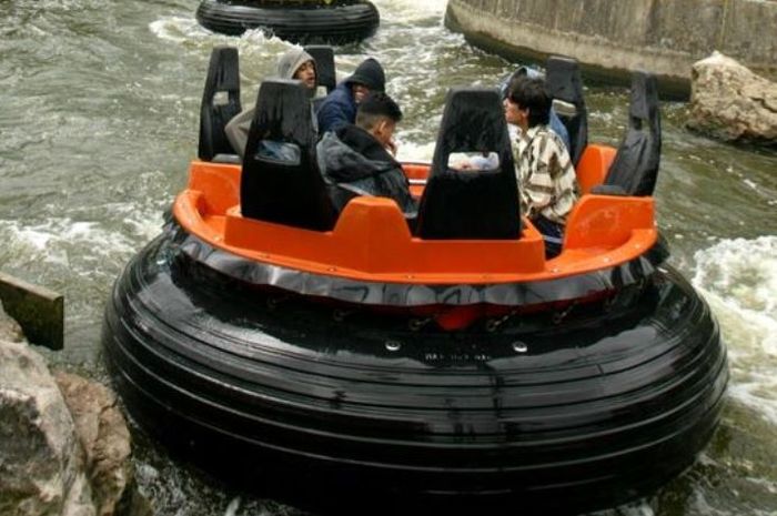 Wahana The Splash Canyon Ride di Taman Hiburan Drayton Manor.