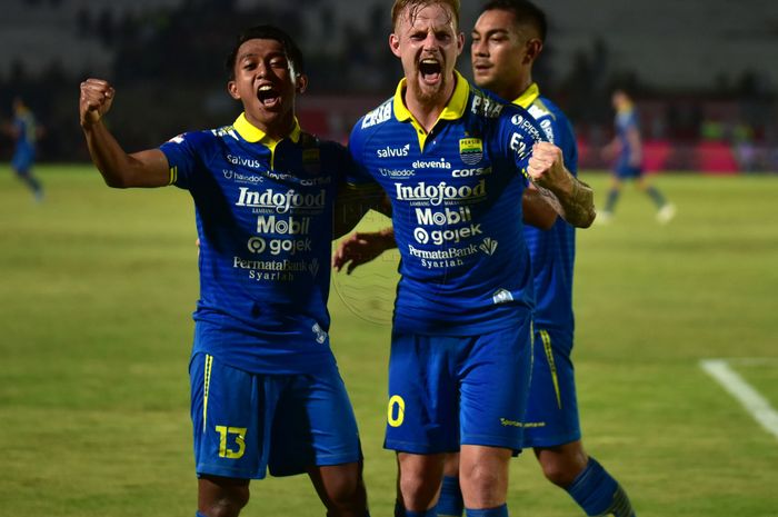 Pemain Persib Bandung merayakan gol yang dicetak oleh Kevin van Kippersluis ke gawang Persebaya Surabaya pada pekan ke-23 Liga 1 2019.