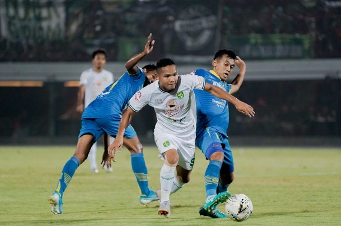 Winger Persebaya Surabaya, Oktafianus Fernando, dikawal ketat oleh gelandang Persib Bandung, Abdul Aziz, pada laga pekan ke-23 Liga 1 2019.