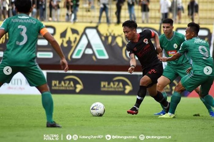 I Gede Sukadana (tengah) saat melawan PSS Sleman di lanjutan Liga 1, Jumat (18/10)