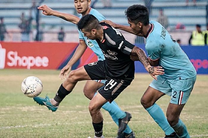 Gelandang PSIS Semarang, Jonathan Cantillana, mendapatkan pengawalan dari pemain Persela Lamongan pada laga pekan ke-23 Liga 1 2019.