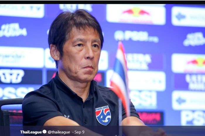 Pelatih Timnas Thailand, Akira Nishino, dipecat setelah tak mau diajak rapat online.