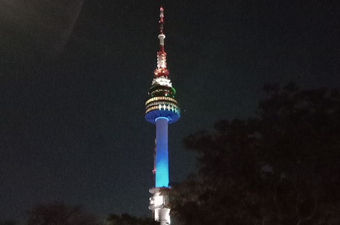Hebat! Lampu N Seoul Tower Bisa Berubah Warna Sesuai