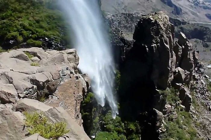 Air Terjun yang Mengalir ke Atas dan 4 Tempat di Dunia yang Tidak