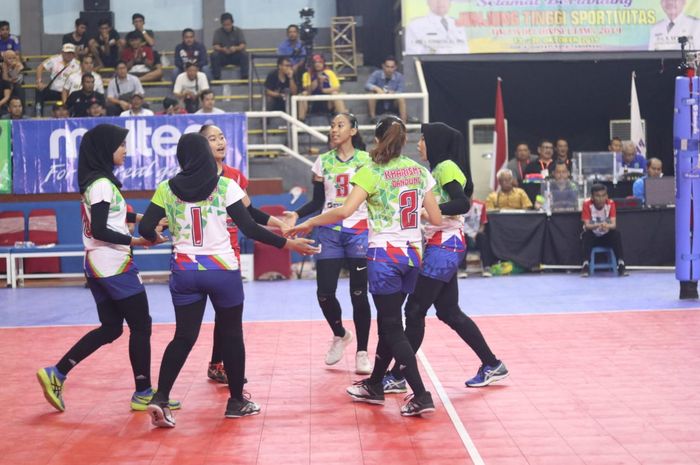 Para pemain Tim Putri Kharisma berselebrasi usai memastikan kemenangan atas Vita Solo dalam Vita Solo 3-0 di GOR Dimyati Tangerang, Jumat (18/10). 