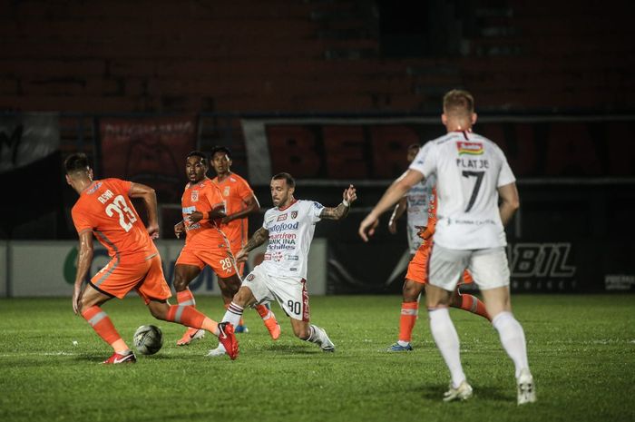 Gelandang Bali United, Paulo Sergio, dikawal bek Borneo FC, Juan Alsina, di laga yang berakhir dengan skor 6-0 untuk kemenangan Pesut Etam di Stadion Segiri, Kota Samarinda 18 Oktober 2019.