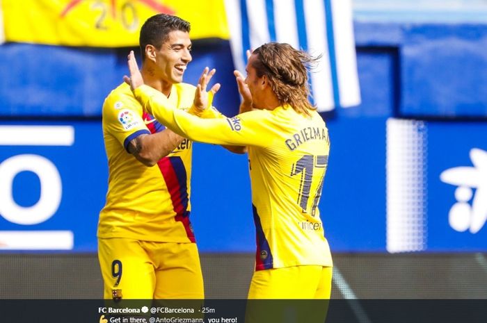 Luis Suarez merayakan gol yang dicetak Antoine Griezmann ke gawang Eibar yang membawa Barcelona unggul 1-0 atas Eibar pada pertandingan pekan ke-9 Liga Spanyol, Sabtu (19/10/2019).