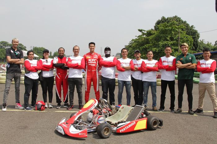 Pembalap Formula 2 asal Indonesia, Sean Gelael, memberikan tutorial pada Pertamax Turbo Ultimate Experience Porsche Series di Sentul, Bogor, Jawa Barat, Sabtu (19/10/2019)