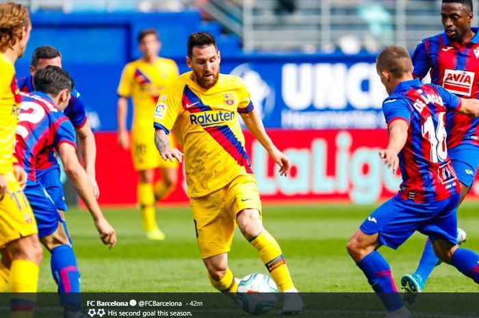 Lionel Messi mencoba melewati hadangan pemain Eibar dalam pertandingan pekan ke-9 Liga Spanyol, Sabtu (19/10/2019).