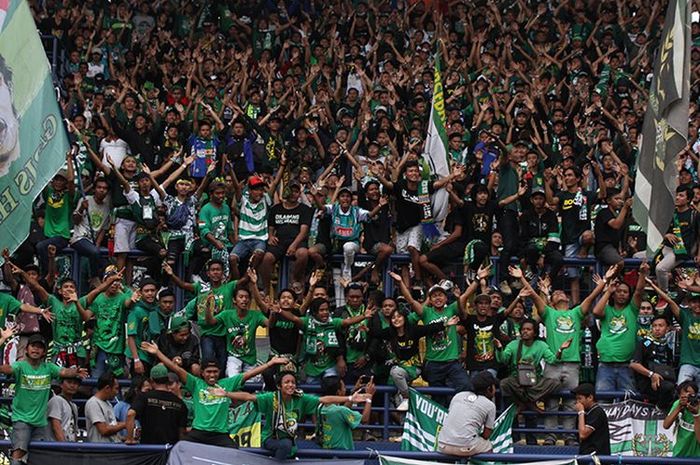 Bobotoh dan Bonek saat Persib berhadapan dengan Persebaya di Piala Presiden 2019.