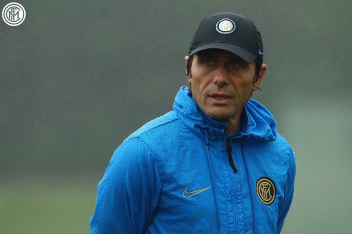 Pelatih Inter Milan, Antonio Conte, memantau latihan anak asuhnya jelang pertandingan melawan Sassuolo pada Minggu (20/10/2019).