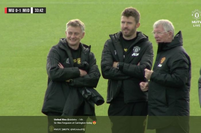 Ole Gunnar Solskjaer, Michael Carrick, dan Sir Alex Ferguson berbincang di lokasi latihan Manchester United