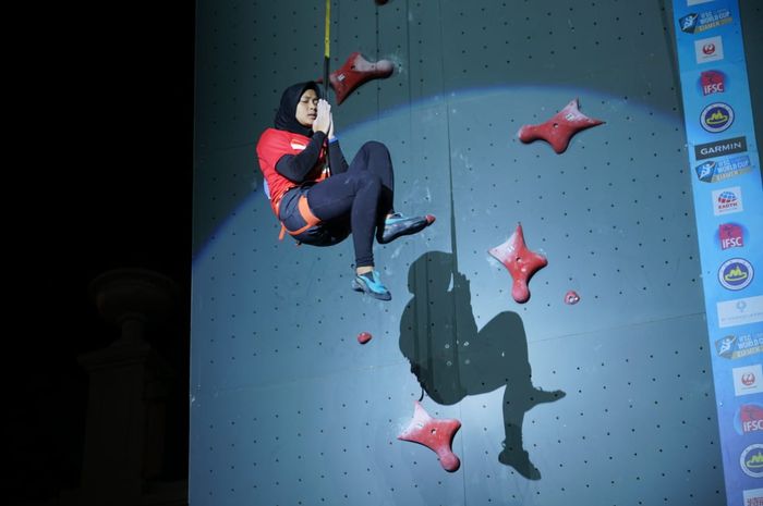 Atlet panjat tebing putri Indonesia, Aries Susanti Rahayu  bereaksi setelah menjadi juara dunia pada kejuaraan dunia IFSC di Xiamen, China, Sabtu (19/10/2019).