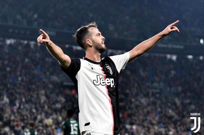 Pemain Juventus, Miralem Pjanic sukses mencetak gol yang menyelamatkan timnya dari hasil imbang melawan Bologna pada Minggu (20/10/2019). 