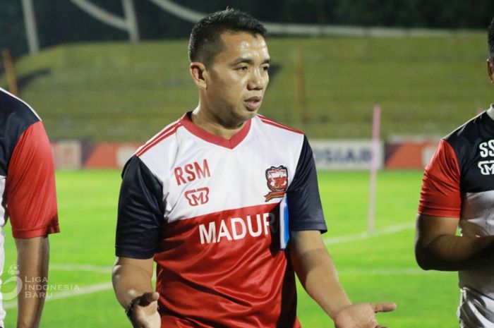 Pelatih Madura United, Rasiman, saat memberikan pengarahan kepada para pemainnya jelang laga kontra Semen Padang FC di Stadion Haji Agus Salim, Kota Padang pada Minggu (20/10/2019).