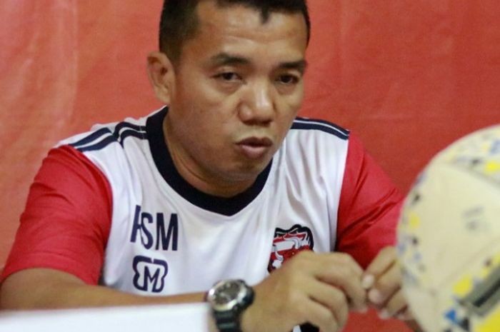 Pelatih Madura United, Rasiman saat memberikan sesi konferensi pers jelang pertandingan melawan Semen Padang.