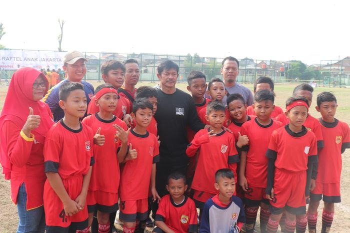 Pelatih timnas U-23 Indonesia, Indra Sjafri di antara para pemain peserta Liga Raftel Anak Jakarta Sesion 4 di Jakarta Timur, 19 Oktober 2019.
