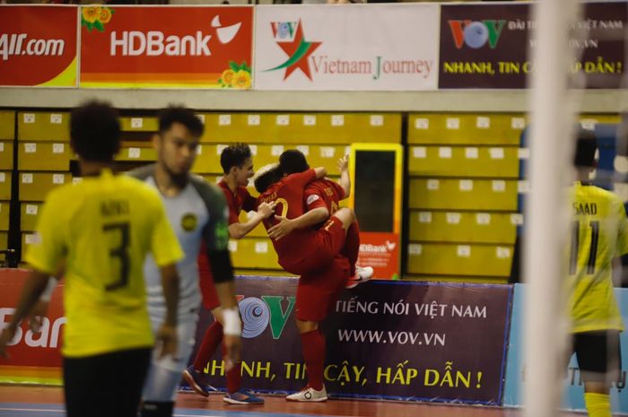 Tiga pemain timnas futsal Indonesia bersuka cita seusai mencetak gol ke gawang Malaysia pada laga pertama fase penyisihan Piala AFF Futsal 2019 di Phu Tho Indoor Stadium, Ho Chi Minh City, Vietnam, 21 Oktober 2019.