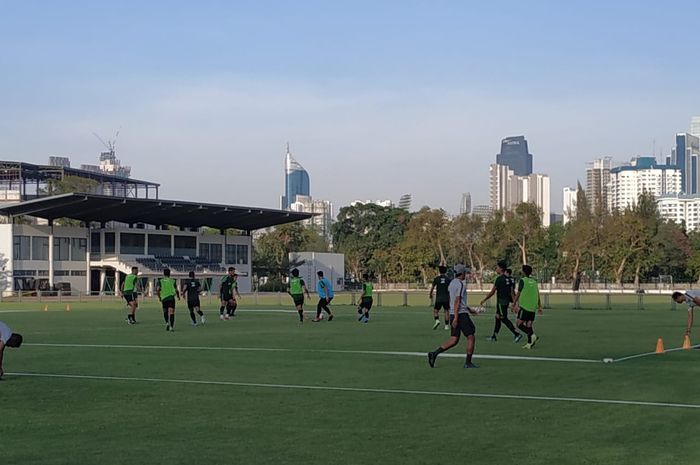 Suasana latihan timnas U-23 Indonesia di Lapangan G, Senayan, Jakarta, Senin (21/10/2019).