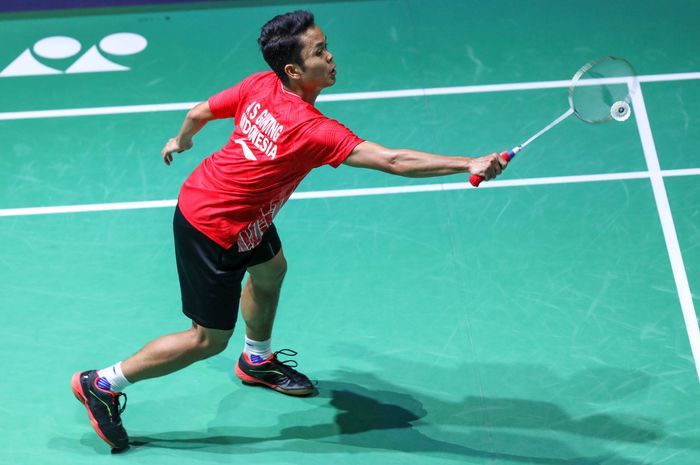 Pebulu tangkis tunggal putra Indonesia, Anthony Sinisuka Ginting, saat menjalani laga kontra Lee Zii Jia (Malaysia) pada babak kesatu French Open 2019 di Stade Pierre de Coubertin, Paris, Prancis, Selasa (22/10/2019).