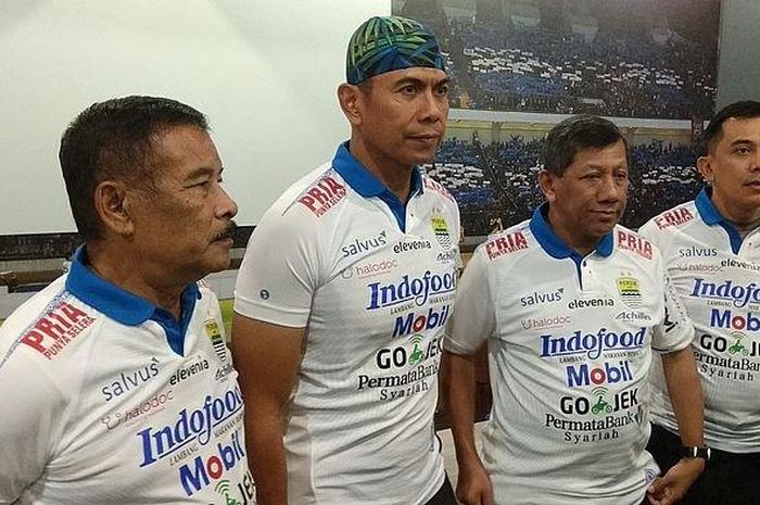 Kapolda Jabar Irjen Rudy Sufahriady dengan meng-gowes ( naik sepeda) dari Polsek Lembang mampir ke markas Persib Bandung di Jalan Sulanjana, dan bertemu bertemu jajaran manajemen Persib Bandung, H Umuh Muchtar, Kuswara S Taryono, dan Budi Bram Rahman, Selasa (21/10/2019). 