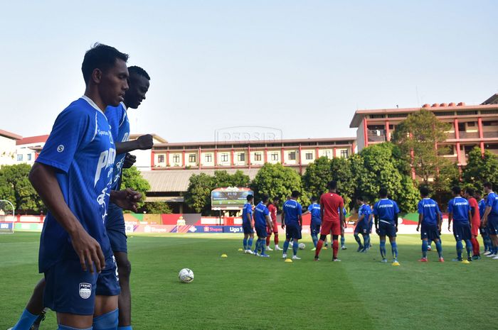 Striker Persib Bandung, Ezechiel N'Douassel latihan terpisah di Stadion PTIK, Jakarta Selatan, Selasa (22/10/2019).